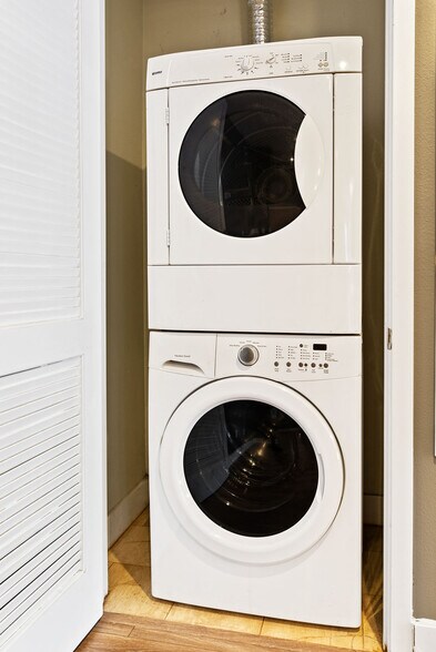 Building Photo - 395 E 4th St