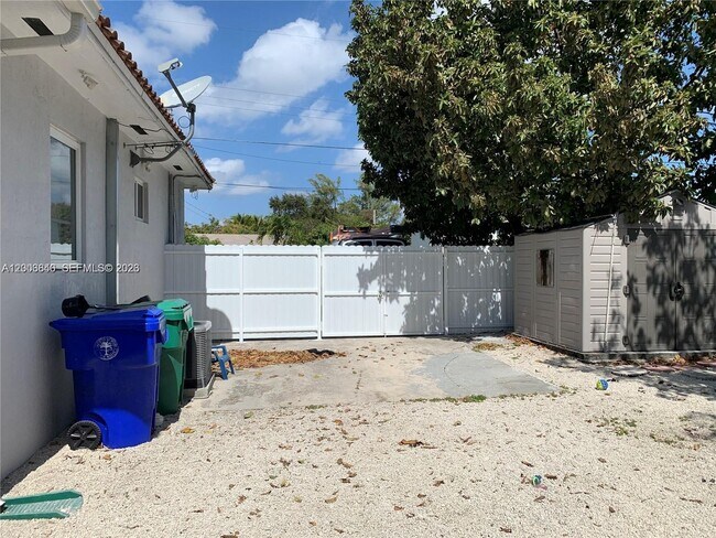 Building Photo - 1380 SW 11th St