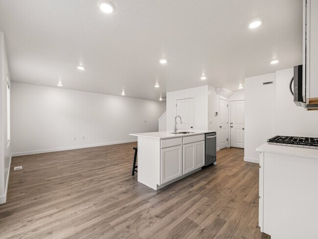 Building Photo - 1721 Albion Dr