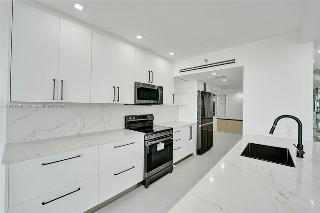 Building Photo - 20281 E Country Club Dr