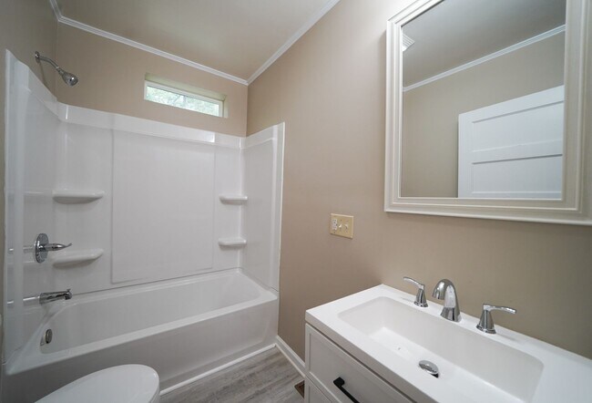 Building Photo - 3 bed 2 bath Updated Bungalow - Private ba...
