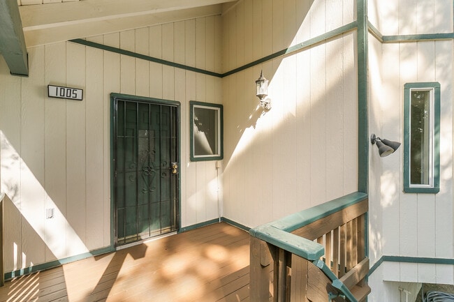 Building Photo - 1005 Chillon Dr