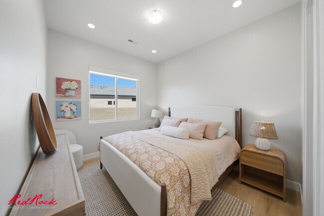 Building Photo - 4 Bedroom Home with Gorgeous Views