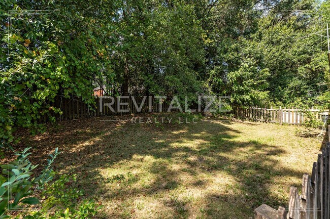 Building Photo - Beautifully Preserved 4 Bd / 3 Ba Vintage ...