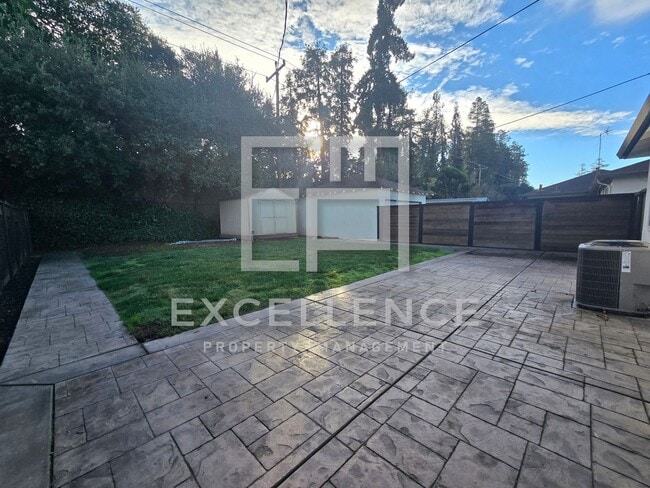 Building Photo - Beautiful 2/2 Duplex with Large Yard, Washer and Dryer and AC - Walk to Valley Fair