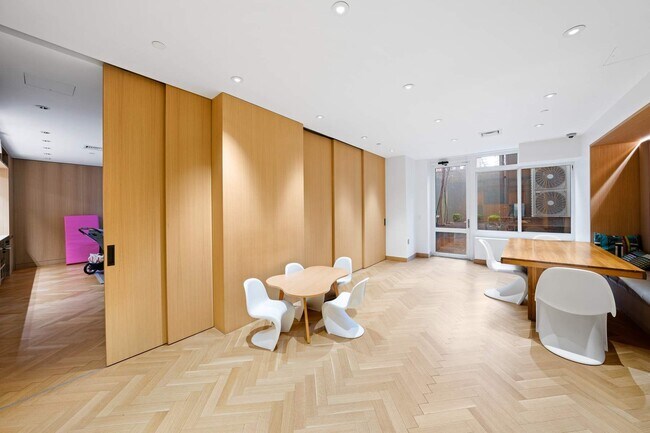 Building Photo - 389 E 89th St