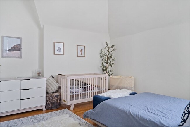 Building Photo - 517 E 6th St