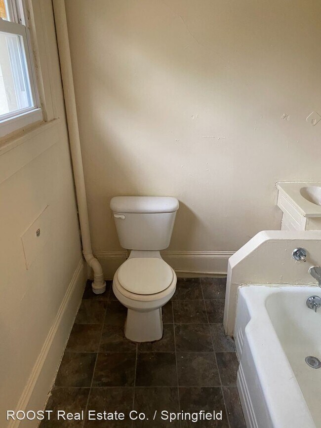 Building Photo - 1004 S Fountain Ave