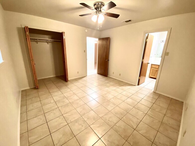 Building Photo - 9650 Front St