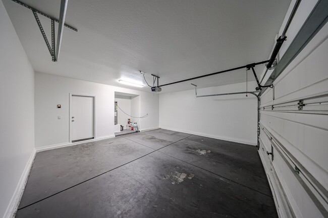 Building Photo - Welcome to this spacious 4 bedroom, 2.5 ba...