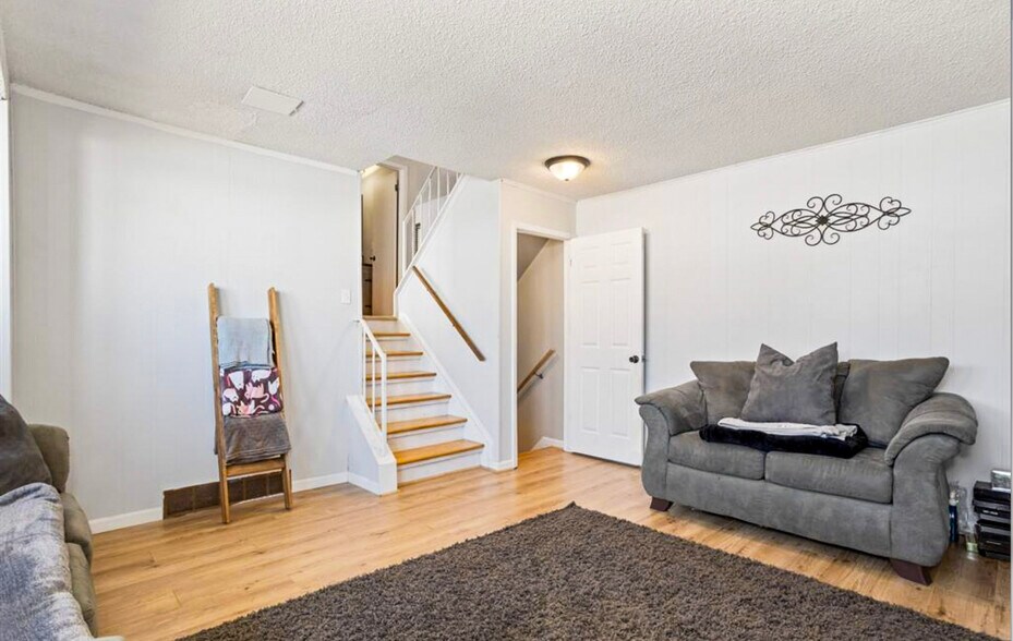 Building Photo - 273 Queens Way