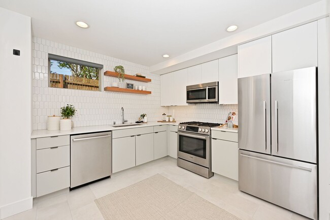 Building Photo - Modern 2BR End-Unit Townhome with Two Rooftop Decks