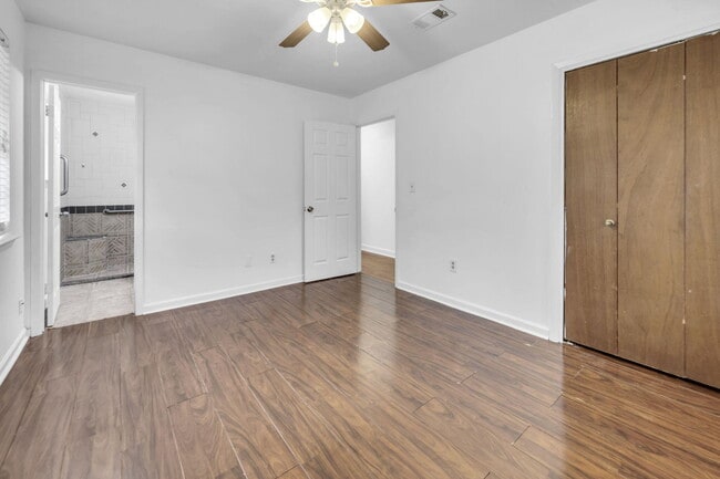 Building Photo - 1020 Pinetree Rd