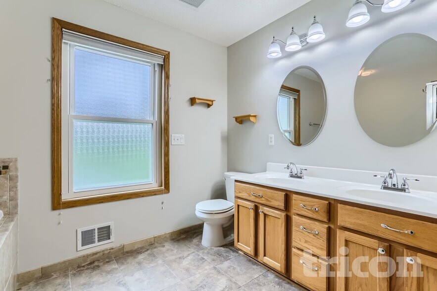 Building Photo - 2202 Marilyn Ave