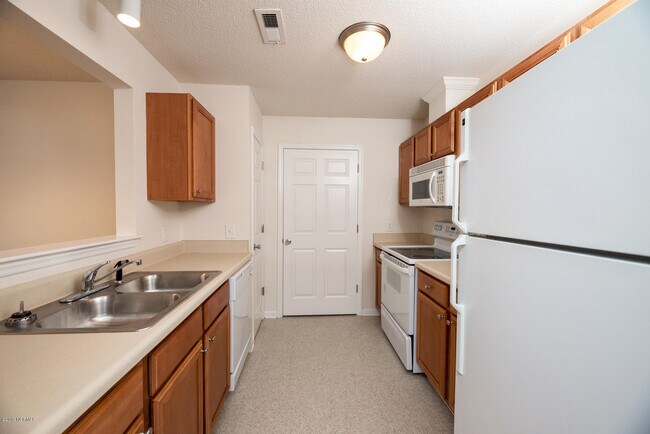 Building Photo - 2833 Holly Glen Dr