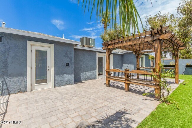 Building Photo - 2441 E Edgemont Ave