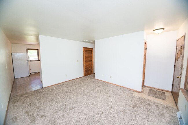 Building Photo - 3 bed 1 bath Duplex in Portage