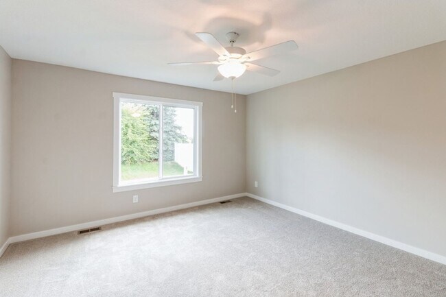 Building Photo - PRIVATE BACKYARD!! 4 Bedroom, 3 Bath Home in Ankeny