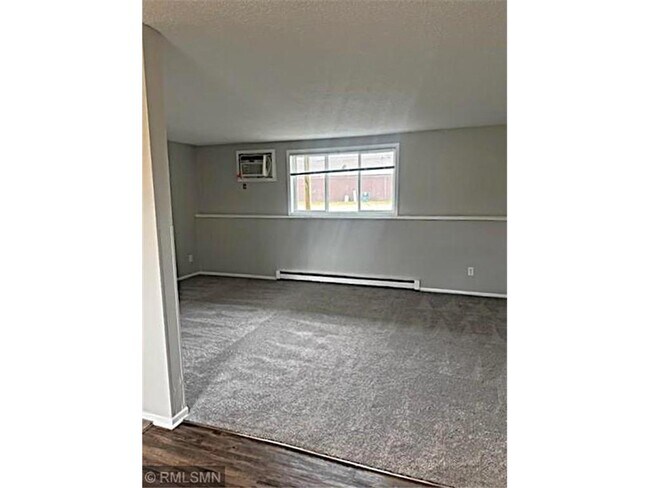 Building Photo - 880 E 6th St