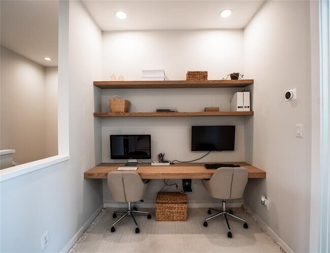 Building Photo - 827 Martin St