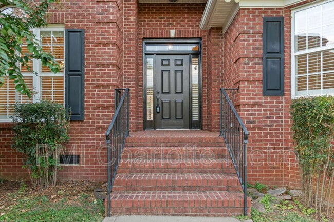 Building Photo - 5916 Meadowmere Dr