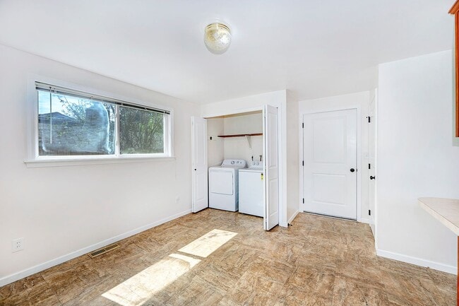 Building Photo - Lynnwood Rambler