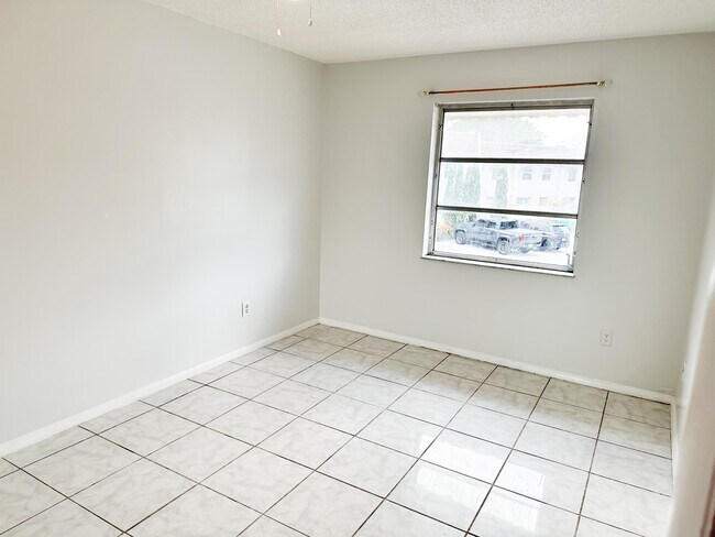 Building Photo - 4010 Inverrary Dr