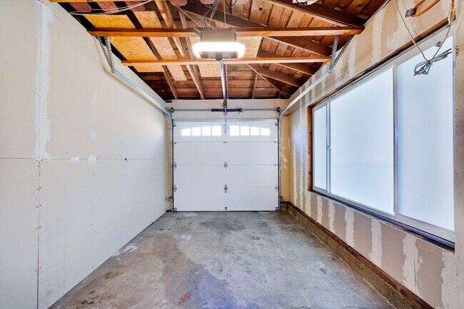 Building Photo - Conveniently located 2BR/1.5BA townhome style duplex unit in Sunnyvale