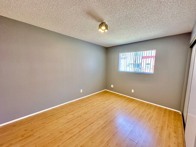 Building Photo - Spacious 2 Bedroom Condo with Garage in No...