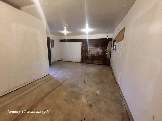 Building Photo - Super Cute 2bd Ranch Style Hillsboro home w/Garage, w/d hookups and yard!