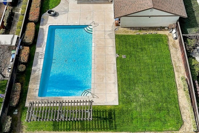 Building Photo - GREAT END UNIT, IMMACULATE SINGLE STORY, WITH LAMINATE FLOORING THROUGH OUT... 2 BEDS/1.5 BATH