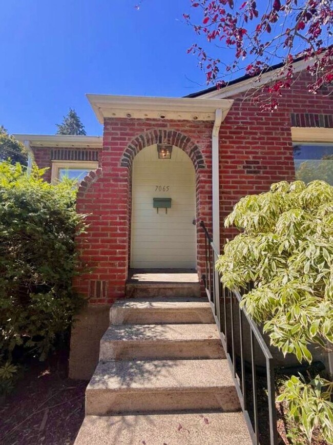 Building Photo - Stylish 3-Bed, 2-Bath Home in the Heart of...