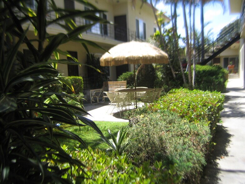 Building Photo - Palms