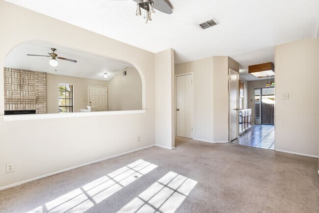 Building Photo - 3 Bedroom/2 Bath Applecreek Subdivision