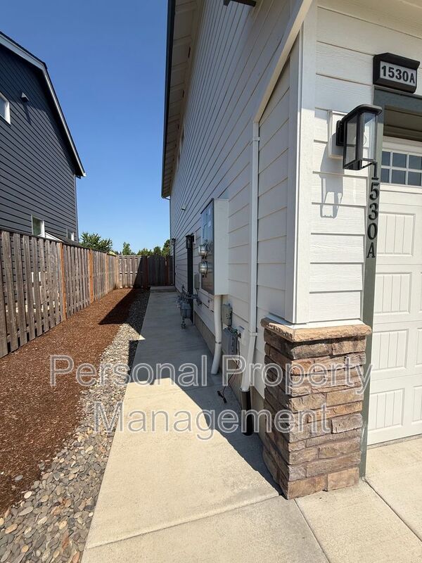 Building Photo - 1530 NW 29th Pl