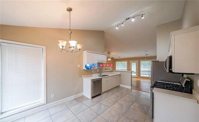 Building Photo - Nice ranch in the COLLINS HILL cluster in ...