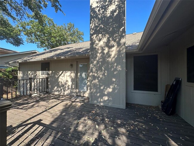 Building Photo - 6811 Luckenbach Ln