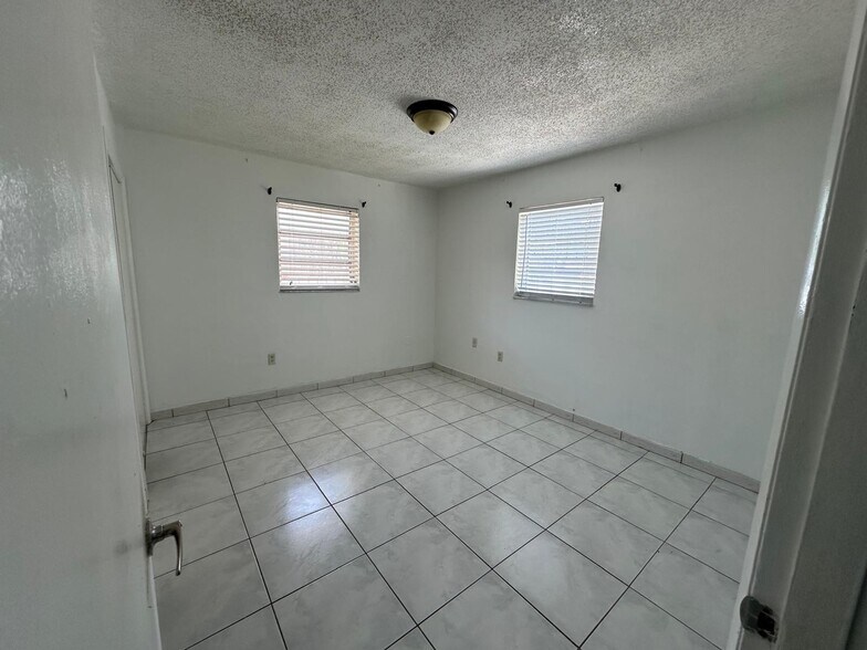 Building Photo - 881 SW 66th Ave