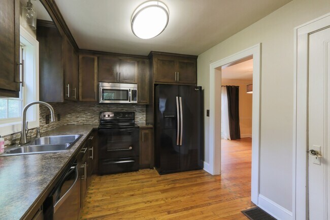 Building Photo - Spacious & Updated in Brookside! ALL appliances included!