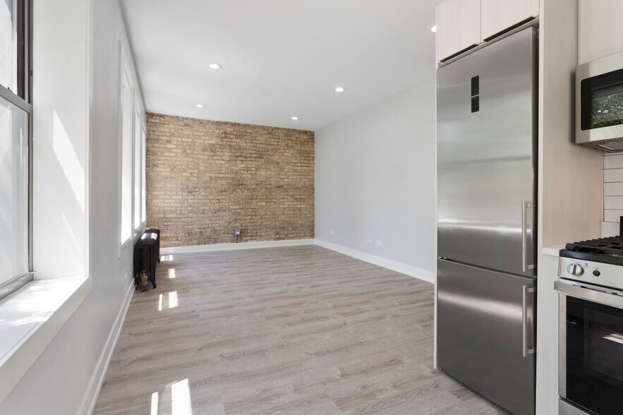 Building Photo - 7507 N Eastlake Ter