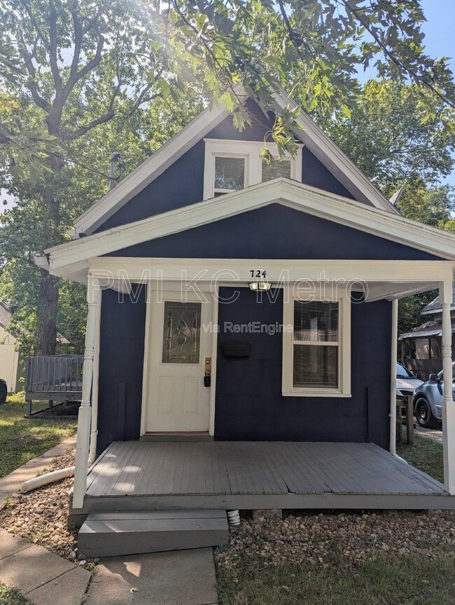 Building Photo - 724 S Grand Ave