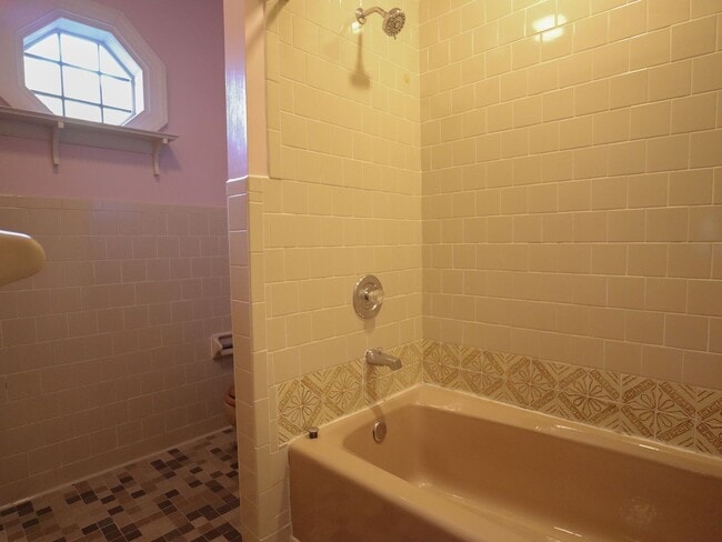 Building Photo - Beautiful home for rent minutes from the J...