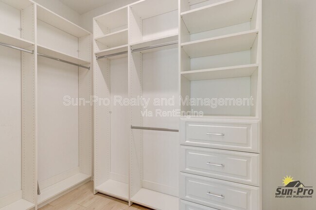 Building Photo - 301 Low Tide Ln