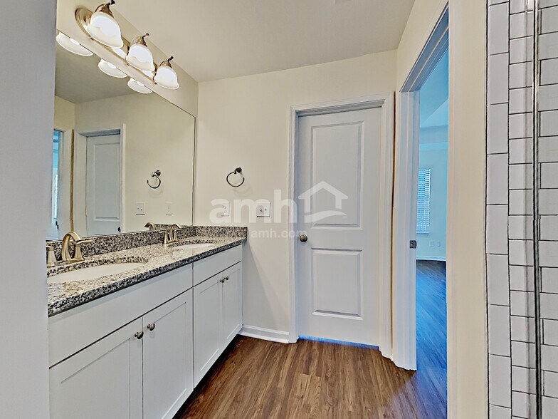 Building Photo - 573 Camp dr