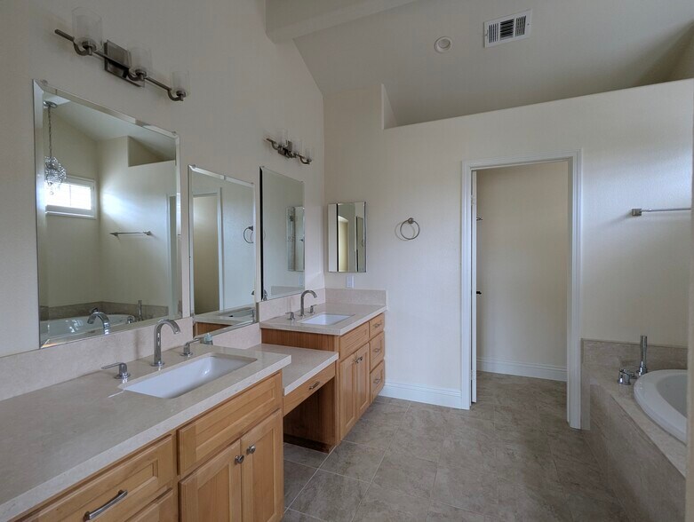 Building Photo - 2300 Rutland Pl