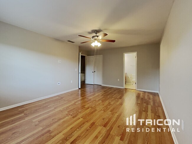 Building Photo - 1010 Rochelle Ln