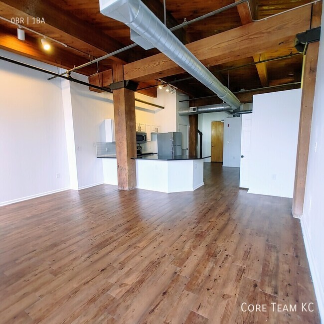 Building Photo - Large studio in River Market!