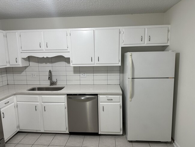Building Photo - 4106 Hawthorne Cir