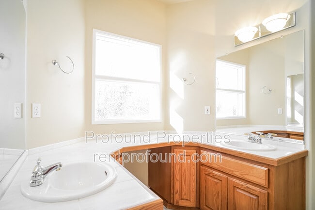 Building Photo - 2623 NE Rocky Butte Rd