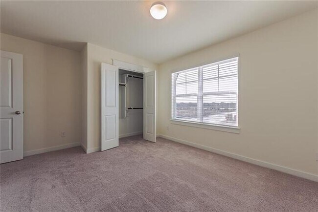Building Photo - Beautiful townhome/condo located in Pfluge...